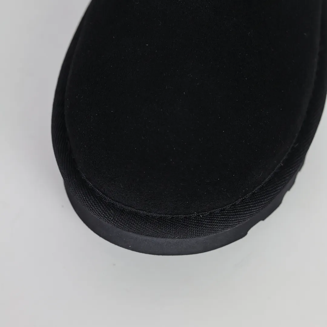 Pick up locally 💰520 Core recommendation Good price Independently developed original outsole, cashmere insole, keeping warm in winter, suitable for home use. In recent years, uug has launched a style series, which is partially skewed towards the preferences of young consumers, and has also been at the forefront of fashion trends. Shoe body material, water-repellent coated suede upper, 17mm UGGPURE™ implanted wool insole, lightweight non-slip and comfortable rubber outsole, with brand LOGO, complete packaging, size: 35 36 37 38 39 40
